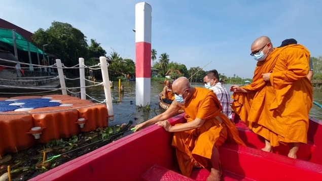 เจ้าอาวาสวัดอินทาราม พายเรือเก็บกระทง