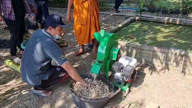 เจ้าอาวาสวัดอินทาราม พายเรือเก็บกระทง