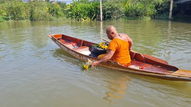 เจ้าอาวาสวัดอินทาราม พายเรือเก็บกระทง