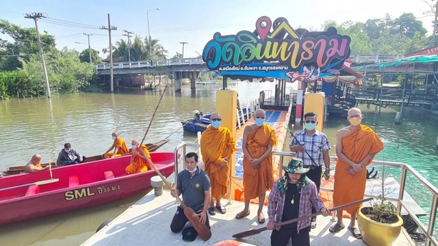 เจ้าอาวาสวัดอินทาราม พายเรือเก็บกระทง